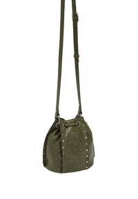 Zielona torebka typu worek z eko skóry z srebrnymi ćwiekami, zamknięciem na sznurek i regulowanym paskiem. Miękka faktura i zaokrąglony kształt.
