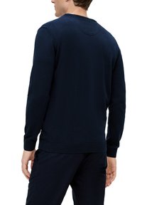 Marineblaue Crewneck-Sweatshirt aus Strickstoff, mit langen Ärmeln, gerippten Bündchen und einer glatten Textur.