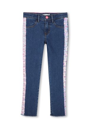 Jean en denim bleu avec des bandes de sequins roses et blanches le long des côtés extérieurs de chaque jambe et un bouton rose à la taille.