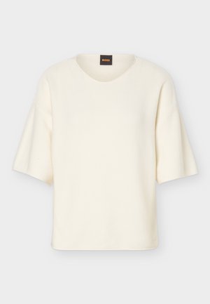 Pull à manches courtes couleur crème avec un col rond et une coupe ample, doté d'une petite étiquette noire avec le texte "BOSS" en orange au niveau du col.