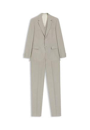 Lichtgrijs driedelig pak met een jasje met inkeping op de revers, bijpassend vest en recht vallende broek, plat gelegd op een witte achtergrond.