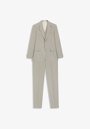 Lysegråt tredelt jakkesæt med jakke med notch-revers, matchende vest og bukser med lige ben lagt fladt på hvid baggrund.