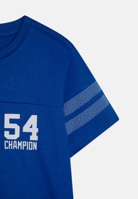 Blaues Baumwoll-T-Shirt mit weißem "54 CHAMPION"-Schriftzug, mit glatter Textur und dekorativen gestreiften Akzenten an den Ärmeln.