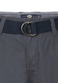 Pantalones cortos grises con un cinturón de tejido azul marino. Presenta una hebilla metálica, una textura suave y una etiqueta de logo en el interior de la cintura.