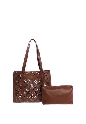 Bolso tote de cuero marrón con patrones florales recortados junto a un estuche de cuero marrón liso con cremallera.