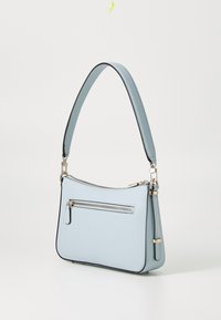 Sac à main en cuir bleu clair avec un design incurvé, fermeture à glissière supérieure, poche avant zippée et bandoulière amovible avec des détails en métal argenté.