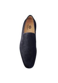 Zwarte instap schoenen met een gestructureerde bovenkant, voorzien van een geperforeerd patroon voor ademend vermogen en een gladde leren voering.