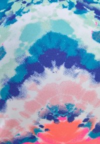 Mehrfarbiger Stoff mit einem Batikmuster in Blau-, Teal-, Pink- und lila Tönen, mit einer strukturierten, weichen Oberfläche.