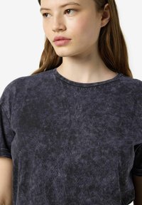 Navyblauwe T-shirt met korte mouwen en een ronde halslijn, voorzien van een gestructureerde, vervaagde afwerking en een relaxte fit. Zachte stof met een casual ontwerp.