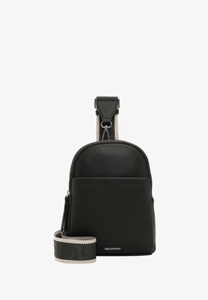 Musta nahkareppu, jossa on pyöreä muoto, teksturoitu pinta, etutasku ja harmaasta sekä off-white väreistä koostuva, erottuva kuvioitu olkahihna.