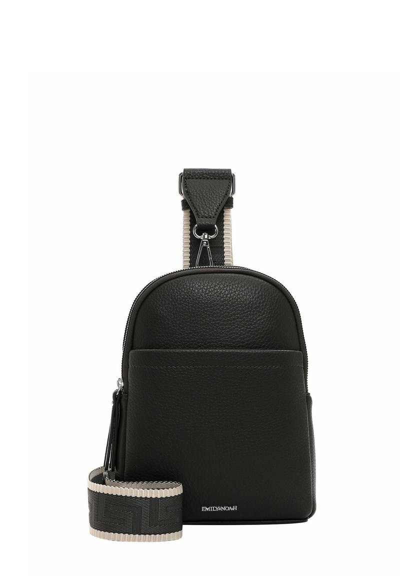 Sort læder rygsæk med en rund form, struktureret overflade, frontlomme og en kontrasterende mønstret rem i grå og off-white.