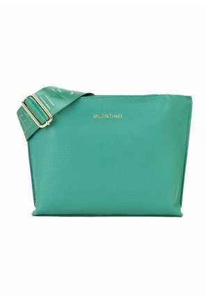 Sac bandoulière vert en cuir Valentino avec bandoulière large réglable embossée du logo Valentino et boucle en métal doré.