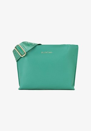 Sac bandoulière vert en cuir Valentino avec bandoulière large réglable embossée du logo Valentino et boucle en métal doré.