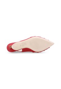 Rote spitze Schuhe mit glattem Obermaterial und ausgeschnittenen Seiten. Sie verfügen über eine Gummisohle mit strukturiertem Muster für besseren Halt und einem kleinen Blockabsatz.