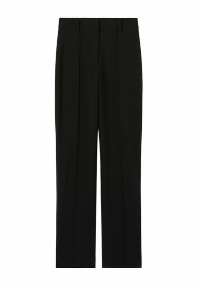 Pantaloni neri su misura con un design a gamba dritta, caratterizzati da due pince frontali e una texture liscia. Nessun motivo visibile o hardware.