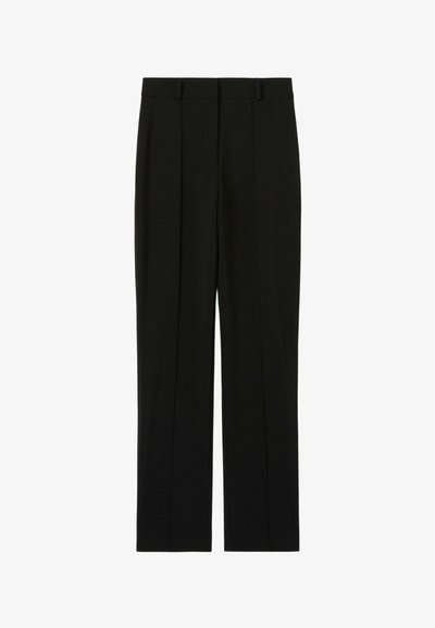 Pantalon noir ajusté avec une coupe droite, présentant deux plis avant et une texture lisse. Pas de motifs ni de matériel visible.