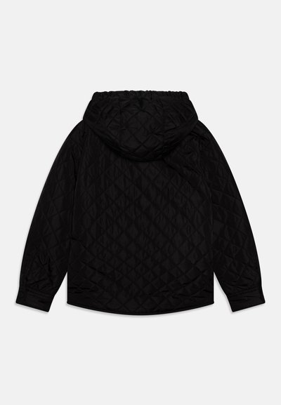 Giacca nera trapuntata con cappuccio, polsini elasticizzati e una superficie liscia. Il design presenta motivi a rombi su tutto il tessuto.