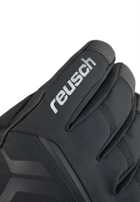 Sorte handsker lavet af fleksibelt materiale med en tekstureret overflade. Har et fremtrædende sølvfarvet "Reusch" logo og syede detaljer.