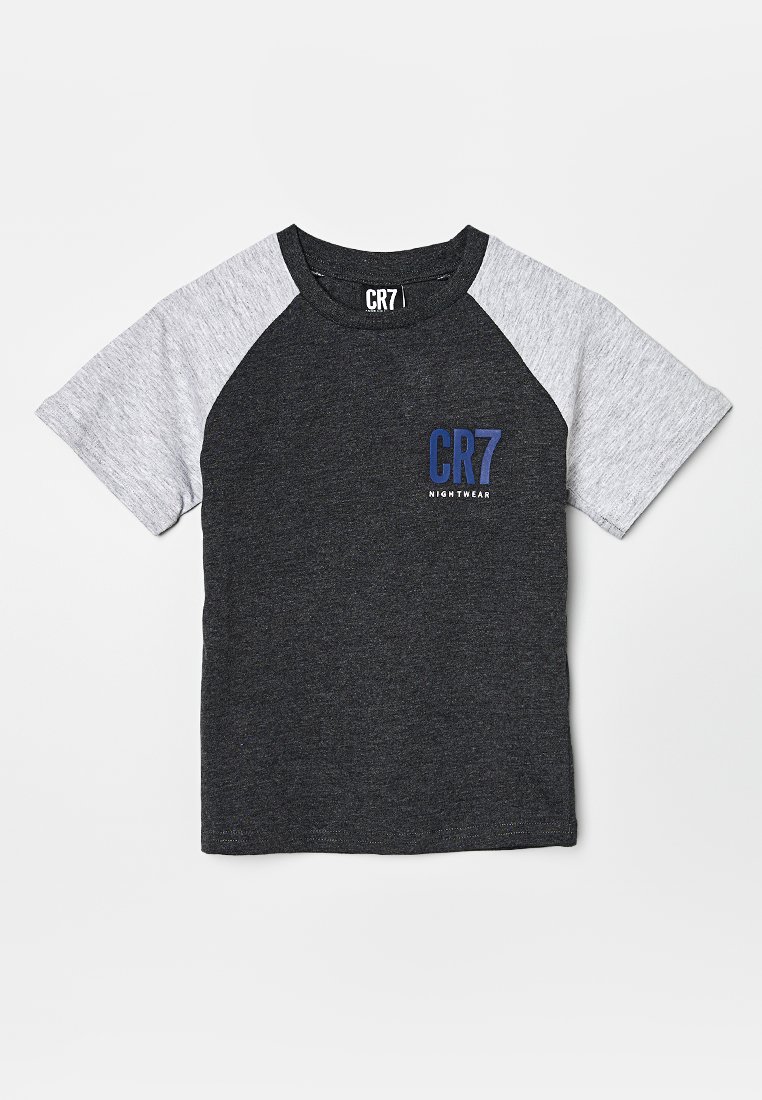 Chemise de nuit à manches courtes avec un corps gris foncé, des manches raglan gris clair et un logo "CR7 Nightwear" bleu sur la poitrine.