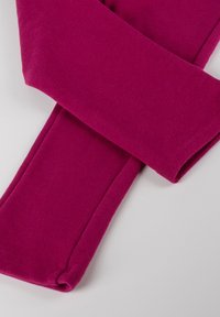 Fuchsia Stoffleggings mit glatter Textur, die ein figurnahes Design und einen nahtlosen Beinabschluss aufweisen.