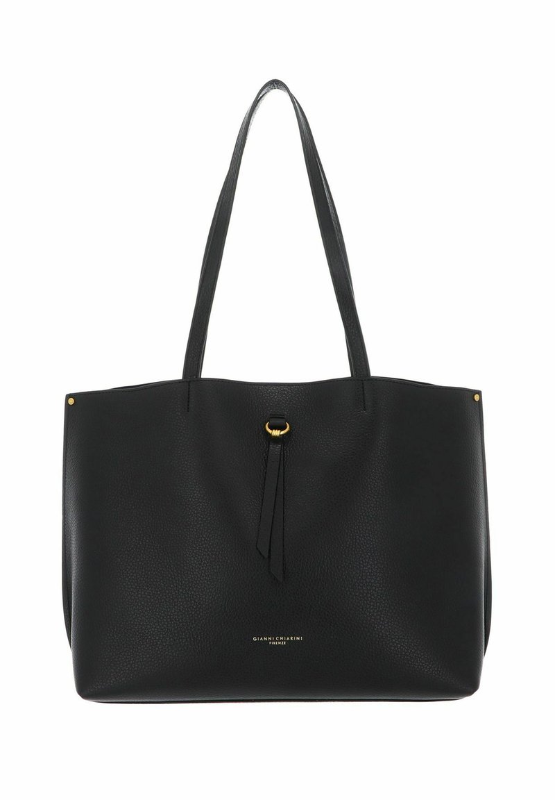 Borsa a tracolla in pelle nera con forma strutturata, doppie spalline, dettagli in metallo dorato e superficie leggermente texture. Logo visibile alla base.