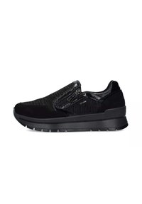 Scarpe slip-on nere con una tomaia texturizzata, dotate di un accento lucido e una suola spessa. Il design include una finitura liscia e un sottile dettaglio hardware.