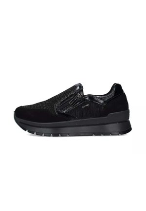 Scarpe slip-on nere con una tomaia texturizzata, dotate di un accento lucido e una suola spessa. Il design include una finitura liscia e un sottile dettaglio hardware.