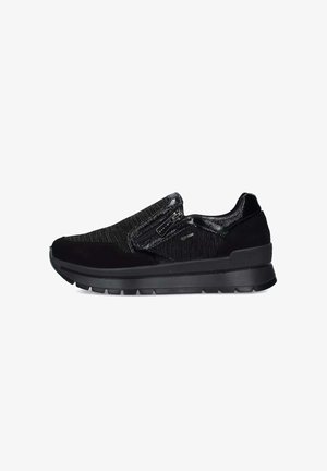 Scarpe slip-on nere con una tomaia texturizzata, dotate di un accento lucido e una suola spessa. Il design include una finitura liscia e un sottile dettaglio hardware.