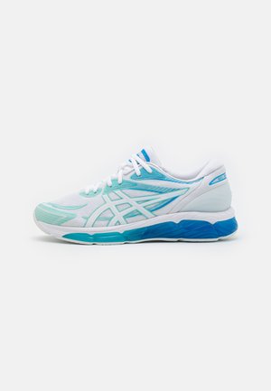 Witte sportieve schoen met lichtblauwe accenten. Mesh bovenwerk voor ademend vermogen, gevoerde zool en textuurdetails op de tussenzool.