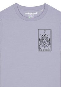 Lila T-Shirt mit einem schwarzen Grafikdesign der Tarotkarte "Die Herrscherin", versehen mit Text und dekorativen Akzenten in einem umrandeten Design.