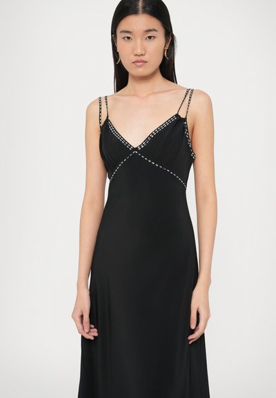 Czarna sukienka z dekoltem w serek i regulowanymi cienkimi ramiączkami, zdobiona delikatnymi koralikami wzdłuż linii dekoltu i pod biustem, o gładkiej fakturze.