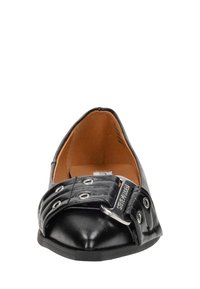 Scarpa piatta nera con punta a punta. Caratterizzata da una cinghia trapuntata con metallo argentato e occhielli. Finitura in pelle liscia e soletta color nocciola.