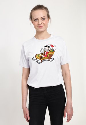 Hvid bomulds T-shirt med et farverigt tegneserieprint af en pige i en slæde med en kanin, omgivet af gaver. Korte ærmer.