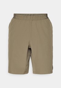 Bermudas em caqui com uma textura suave, cintura elástica com a palavra "BJORN" numa cor tonal e aberturas laterais para ventilação.