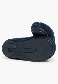 Temno modre puhaste copate z teksturirano zgornjo stranjo, oblazinjeno podplatko in gumijastim dnom, ki ima utore za oprijem. Zadnji del se nagiba navzgor.