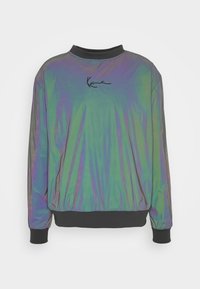 Giacca bomber iridescente in tonalità di verde e viola; presenta un colletto e dei polsini a coste neri, con logo del brand ricamato sul davanti.