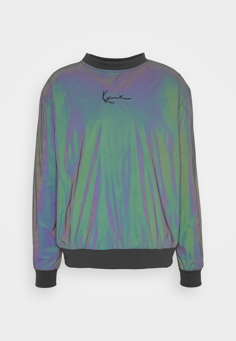 Bómber iridiscente en tonos de verde y púrpura; presenta un cuello y puños acanalados en negro, con el logotipo de la marca bordado en el frente.