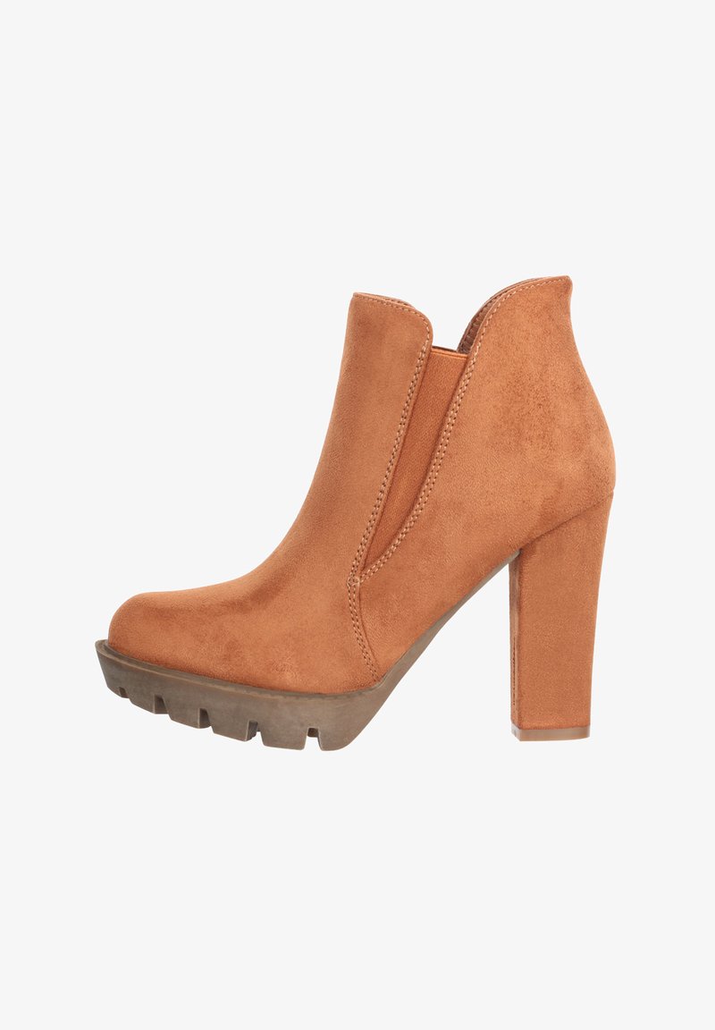 Bottes de cheville à talons épais en velours tan avec des panneaux latéraux élastiques, bout arrondi et semelle en caoutchouc texturé. Détail de couture propre.