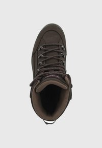 Scarpa alta marrone con tomaia in pelle texturizzata, colletto imbottito e lacci resistenti. L'interno presenta una fodera liscia e sottili perforazioni.