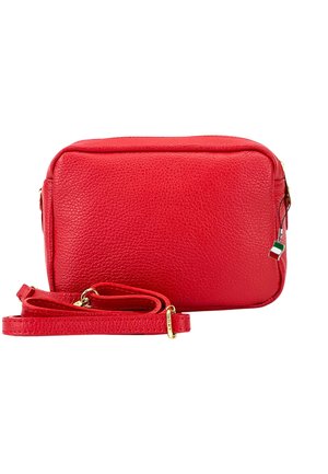 Rode gestructureerde leren crossbodytas met verstelbare band en gouden hardware, met een klein ritsbedel in de vorm van de Italiaanse vlag.