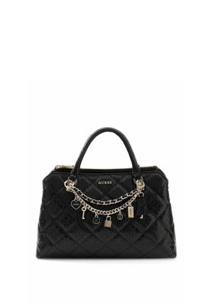 Zwarte gewatteerde Guess-handtas met dubbele handvatten, goudkleurige ketting en meerdere sierlijke bedels, waaronder een hart, sleutel, hangslot en merklabels.