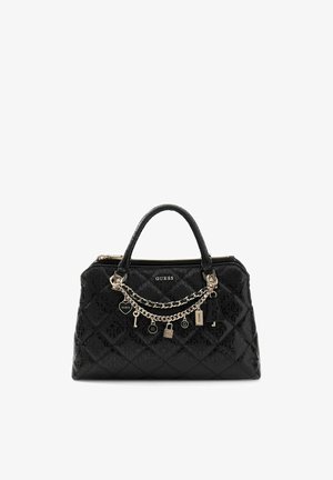 Sac à main Guess noir matelassé avec deux poignées, chaînette dorée et plusieurs breloques décoratives, dont un cœur, une clé, un cadenas et des étiquettes de marque.