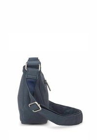 Borsa in pelle blu navy con superficie testurizzata, tracolla regolabile e finiture in argento. Forma rettangolare compatta con scompartimento con zip.