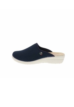 Zoccolo slip-on in rete blu navy con suola beige imbottita, tacco basso a zeppa e piccola etichetta del marchio Fly Flot sul lato.