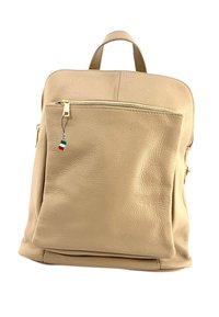 Sac à dos en cuir beige avec une texture lisse, fermeture éclair dorée et poche avant. Comprend une petite étiquette avec le drapeau italien.