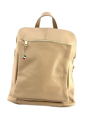 Beige leren rugzak met een gladde textuur, gouden rits en een voorvak. Inclusief een klein label met de Italiaanse vlag.