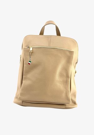 Beige leren rugzak met een gladde textuur, gouden rits en een voorvak. Inclusief een klein label met de Italiaanse vlag.