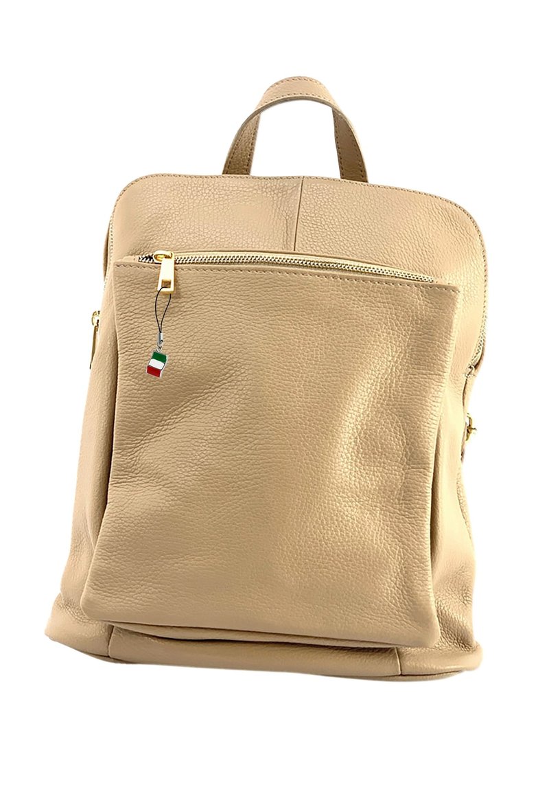 Sac à dos en cuir beige avec une texture lisse, fermeture éclair dorée et poche avant. Comprend une petite étiquette avec le drapeau italien.