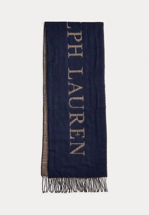 Námornícky modrý šál z jemnej látky, s veľkým béžovým nápisom "RALPH LAUREN" pozdĺž jednej strany a strapcovými koncami pre pridanie textúry.