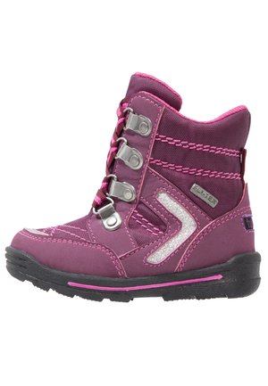 Fioletowo-różowy zimowy wysokotopowy but dziecięcy z srebrnymi hakami na sznurówki, odblaskowym detalem po bokach oraz czarną podeszwą z różowym paskiem.